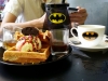 Teiera e tazza a tema Batman, con dolcetto abbinato