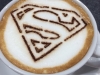 La schiuma del cappuccino a tema Superman