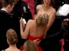 Jennifer Lawrence cade durante il red carpet degli Oscar... ancora!