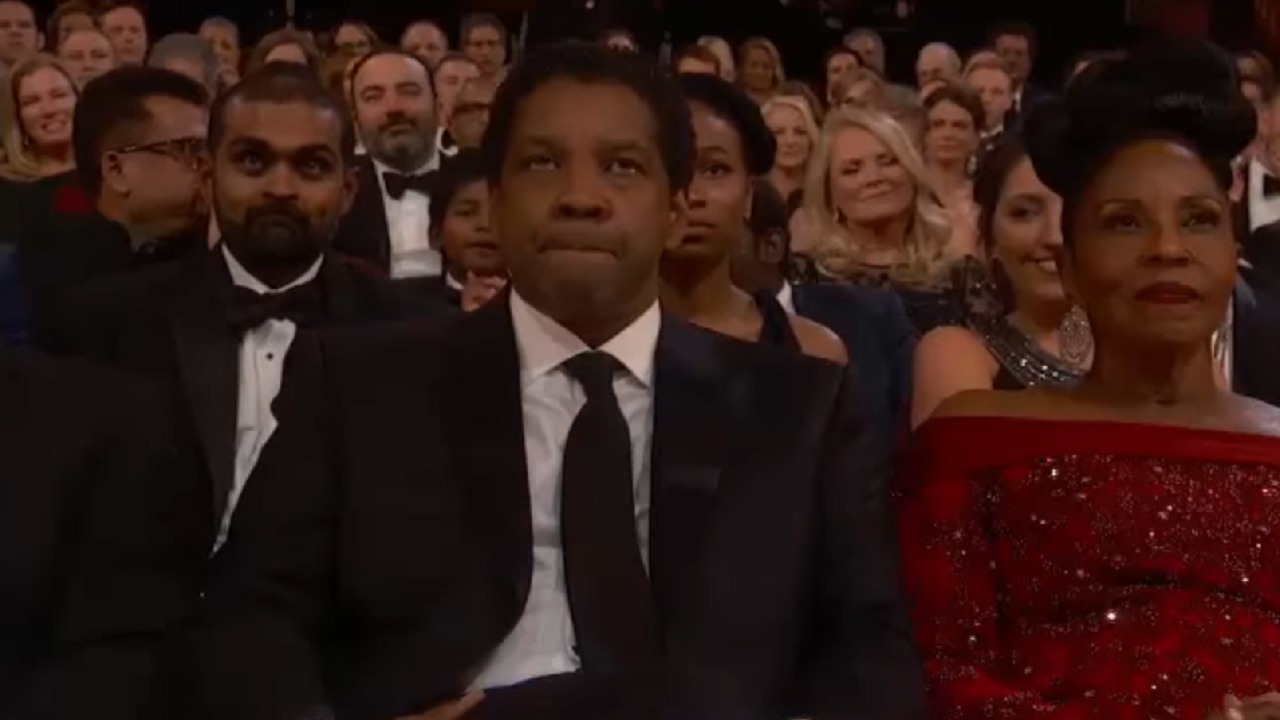 Oscar 2017, la reazione stizzita di Denzel Washington alla vittoria di Casey Affleck. Foto e video