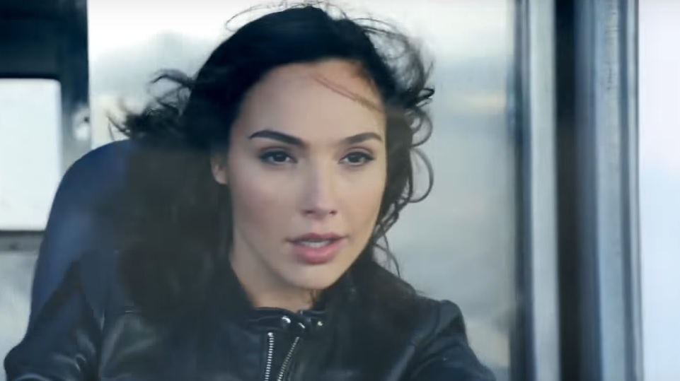 Super Bowl: Jason Statham e Gal Gadot tra botte e inseguimenti nel nuovo spot diretto da Louis Leterrier