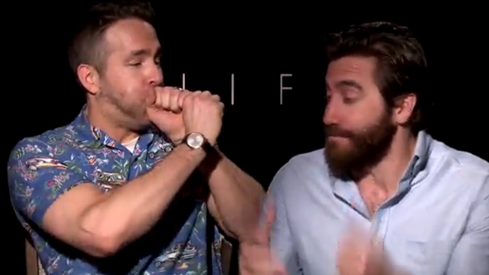 Ryan Reynolds e Jake Gyllenhaal, protagonisti di Life - Non oltrepassare il limite