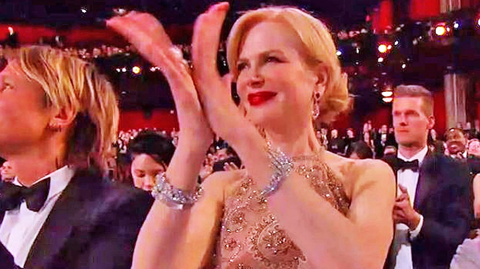 Oscar 2017: svelato il motivo del bizzarro applauso di Nicole Kidman Nicole Kidman agli Oscar 2017