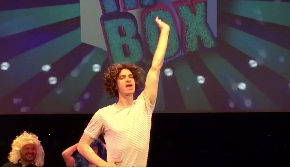 Andrew Garfield canta e si scatena sulle note di I’m Every Woman Andrew Garfield balla I'm Every Woman