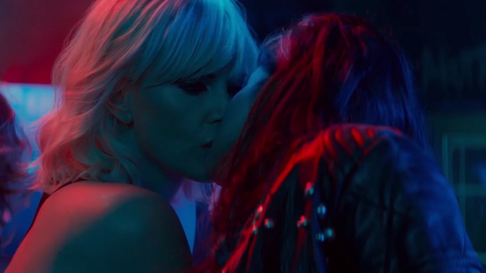 Atomica bionda: baci saffici tra Charlize Theron e Sofia Boutella nella nuova clip Atomica bionda
