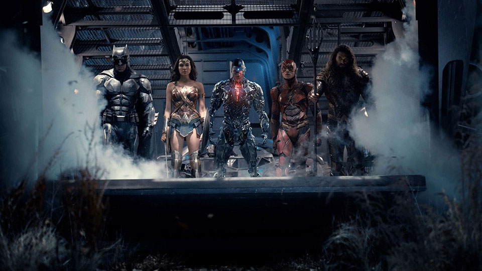 Justice League: in uno spot Batman invita gli amici supereroi nella Batcaverna