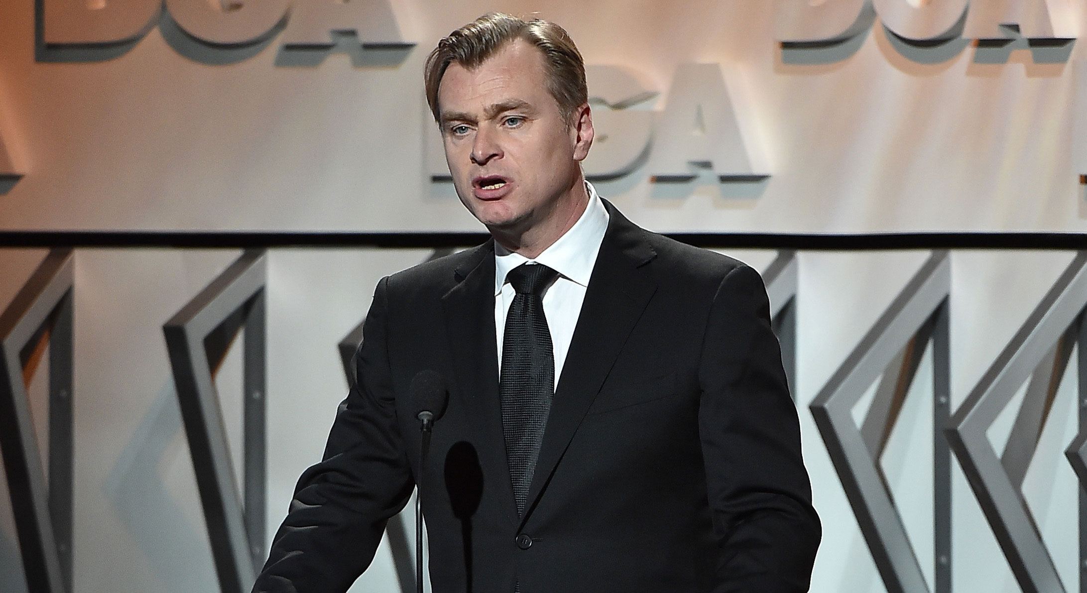 Christopher Nolan si rifiuta di lavorare con Netflix: «Stanno cercando di far chiudere i cinema» Nolan critica Netflix