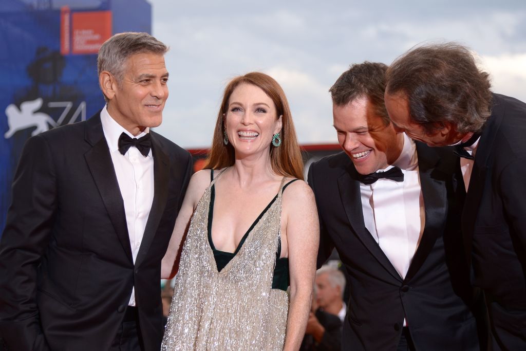 Venezia 74: George Clooney mattacchione e Julianne Moore radiosa sul red carpet di Suburbucon