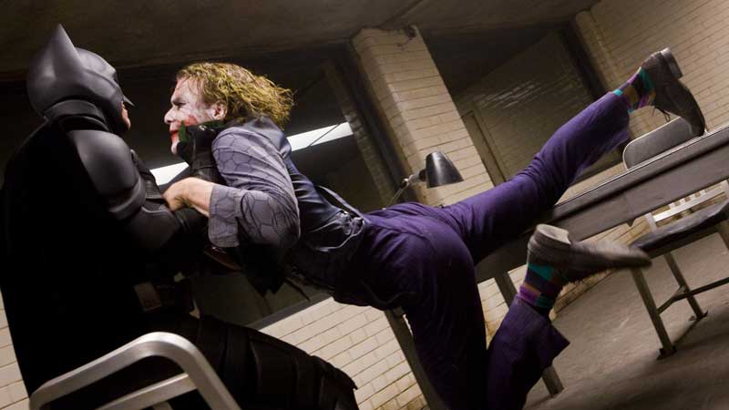 Il cavaliere oscuro, Heath Ledger chiese a Christian Bale di colpirlo davvero Heath Ledger chiese a Christian Bale di picchiarlo davvero