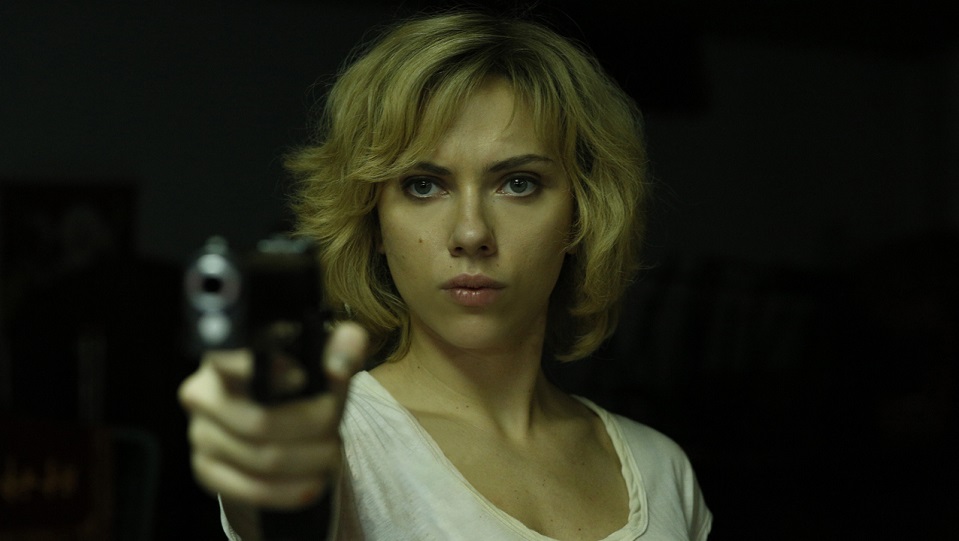Luc Besson si scaglia contro i giornalisti: «Non è vero che sono al lavoro sul sequel di Lucy!» Scarlett Johansson in Lucy di Luc Besson