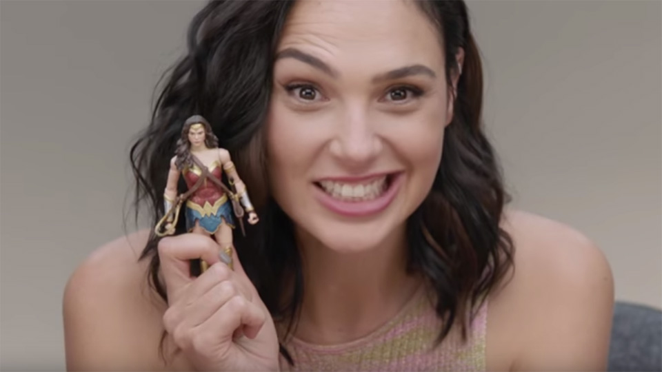 Justice League: in un filmato ecco come le star reagiscono alle loro action figure