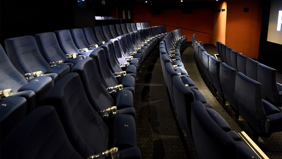 Cinema: abolita la censura e introdotto il “vietato ai minori di 6 anni”