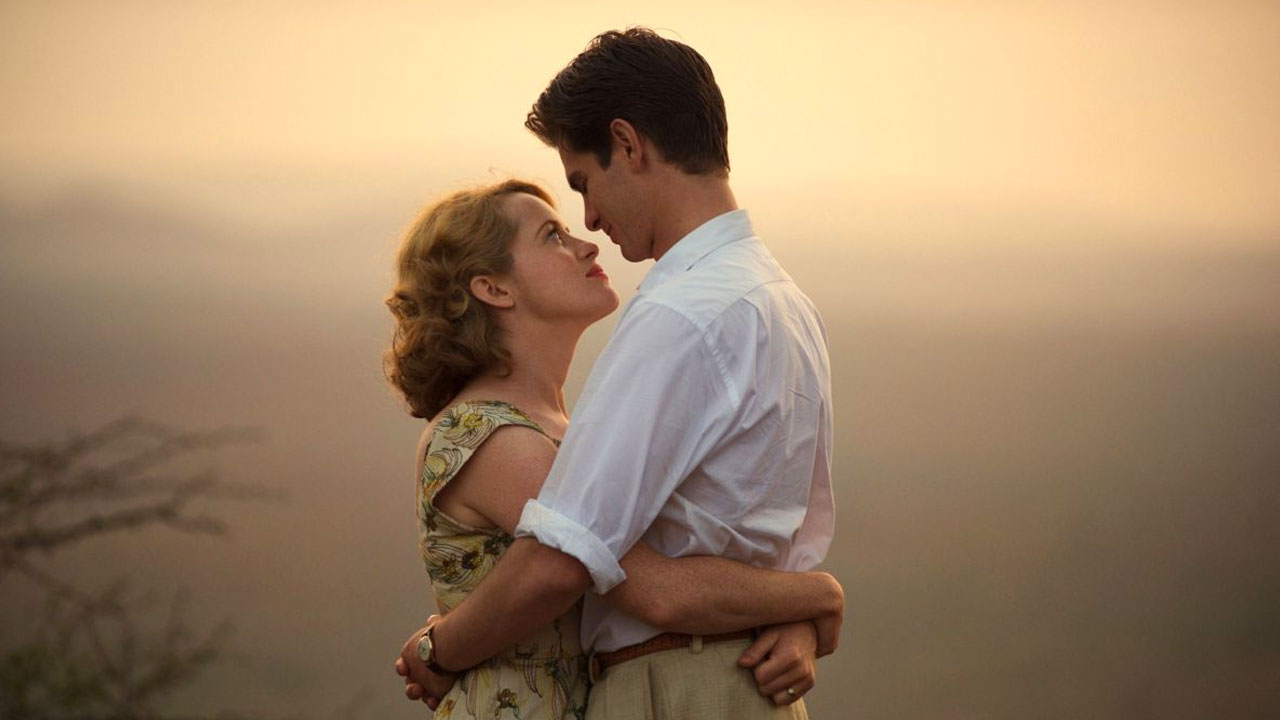 Ogni tuo respiro: Andrew Garfield paralizzato a letto nell’esordio alla regia di Andy Serkis. La recensione Ogni tuo respiro, Andrew Garfield e Claire Foy