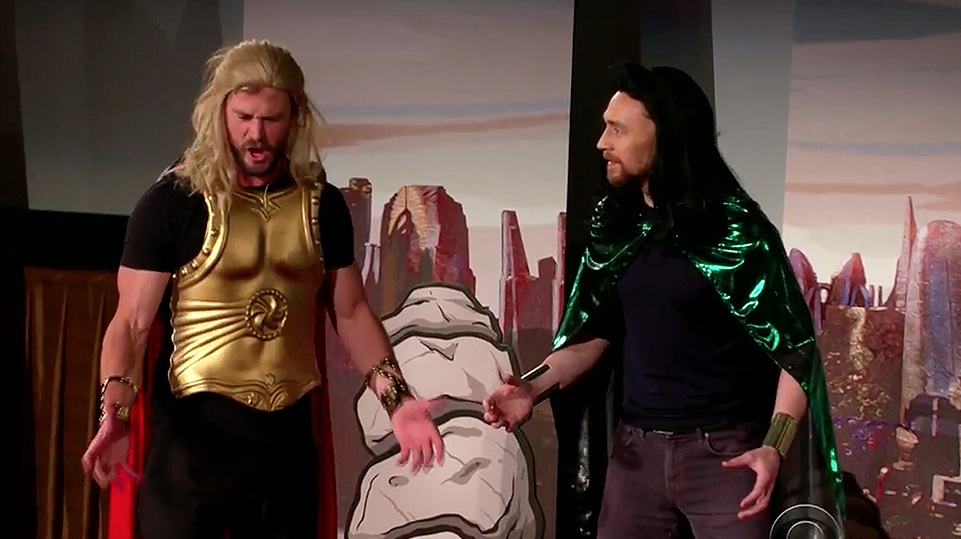 Thor: Ragnarok, il cast inscena il film in carne e ossa per il pubblico in sala. Video Thor: Ragnarok