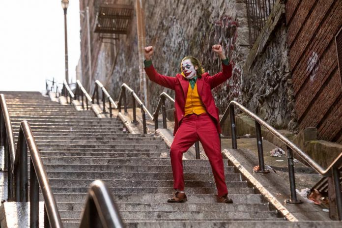Festival di Venezia 2019, Joker: una risata straziante ci seppellirà. La recensione Joker recensione
