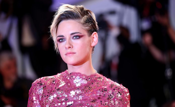Festival di Venezia 2019: Kristen Stewart, l’inaspettato look della diva punk sul red carpet di Seberg