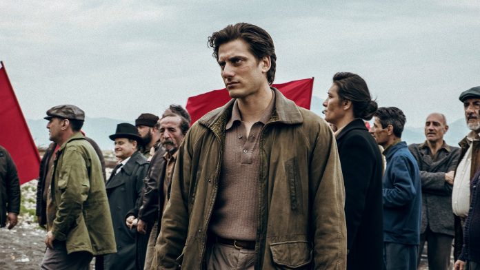 Festival di Venezia 2019: Luca Marinelli è Martin Eden nel film di Pietro Marcello. La recensione Luca Marinelli è Martin Eden