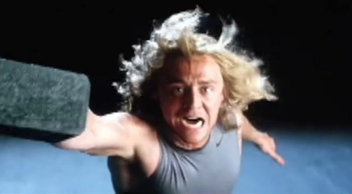 Avengers: Tom Hiddleston, Mjolnir e una parrucca bionda. Ecco il video del suo provino per il ruolo di Thor!