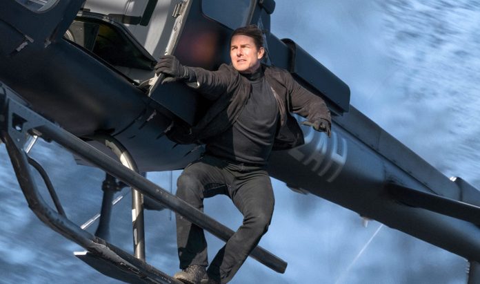 Mission: Impossible 7, il regista preoccupato per Tom Cruise: «Dovrà girare stunt davvero “osceni”»