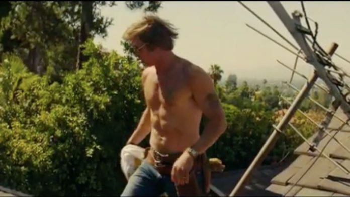 Quentin Tarantino ha fallito miseramente cercando di spiegare a Brad Pitt come togliersi la T-shirt in C’era una volta a… Hollywood Brad Pitt