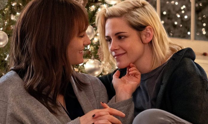 Happiest Season: Kristen Stewart e Mackenzie Davis sono follemente innamorate nella rom-com LGBTQ+. Il primo poster