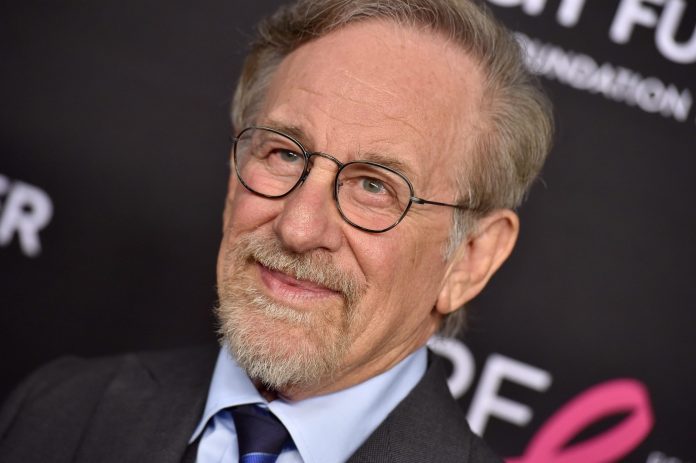 Steven Spielberg minacciato di morte da una stalker: «Ha comprato una pistola per uccidermi»