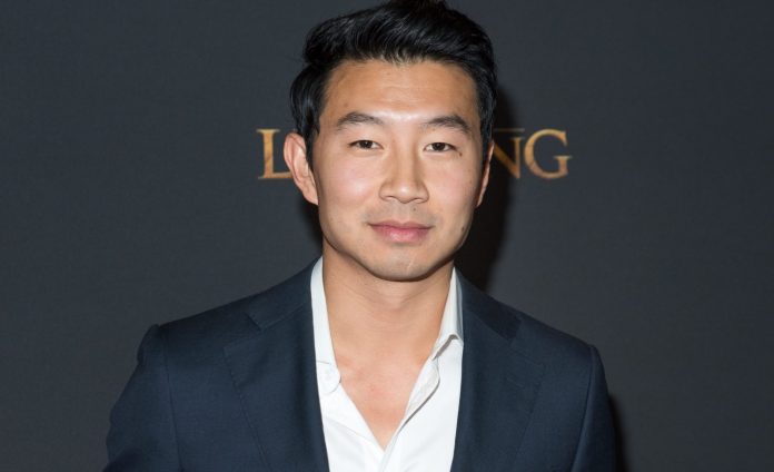 Shang-Chi, Simu Liu critica un celebre attore e poi rimuove i post: piovono critiche