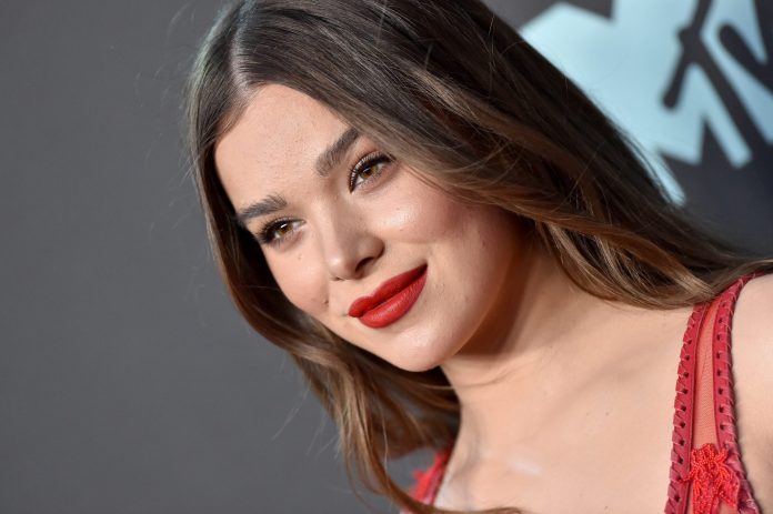 Hawkeye: ecco le prime immagini di Hailee Steinfeld con il suo costume da supereroina! Hailee Steinfeld