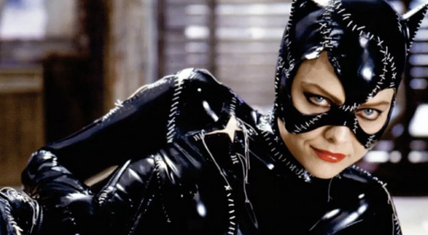 Michelle Pfeiffer insegna come usare la mitica frusta di Catwoman