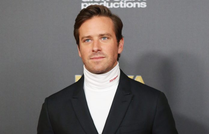 Armie Hammer: l’ex fidanzata aggiunge nuovi, raccapriccianti dettagli alle accuse. L’attore replica