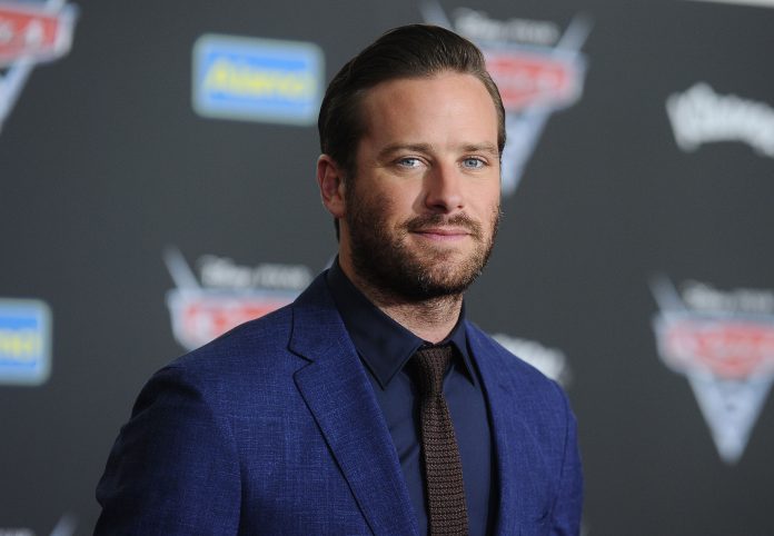 Armie Hammer rompe il silenzio sulle accuse di cannibalismo. E rinuncia al suo prossimo film Armie Hammer