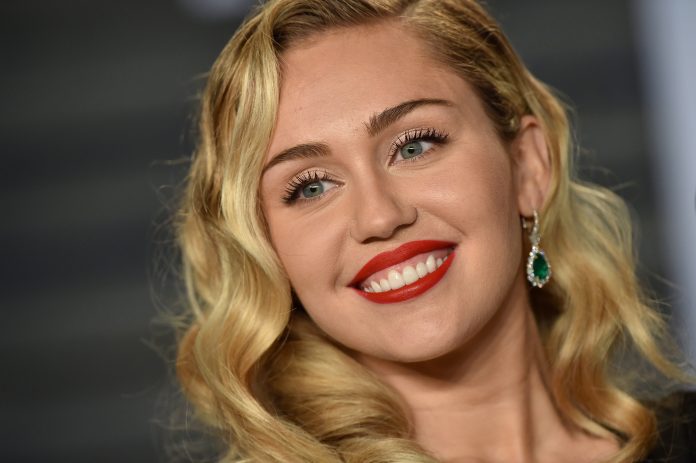 «Preferisco le donne agli uomini. Ecco perché»: Miley Cyrus svela dettagli privati della sua vita amorosa