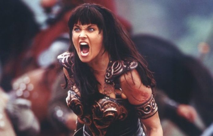 Xena vs. Hercules: la principessa guerriera zittisce il collega per un post complottista sugli scontri in America Xena Hercules