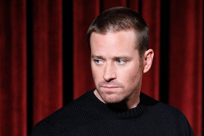 Armie Hammer: dopo le accuse di cannibalismo l’attore sta ricevendo delle inquietanti proposte in chat Armie Hammer