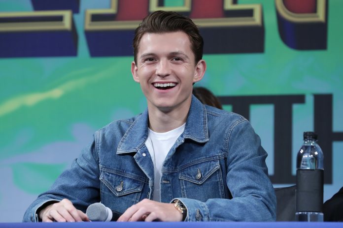 Spider-Man è uno di noi! L’ultimo scatto virale di Tom Holland ne è la conferma definitiva (FOTO)