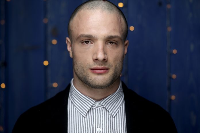 Cosmo Jarvis, l’eterno fascino del carisma tormentato Cosmo Jarvis