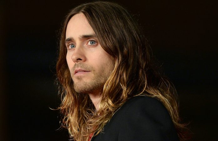 Jared Leto: ecco perché l’attore si è rifiutato di indossare una parrucca sul set del suo nuovo film Fino all’ultimo indizio Jared Leto