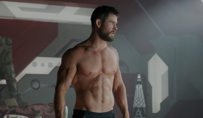 Chris Hemsworth: l’ultimo video ci ricorda perché non possiamo fare a meno di parlare dei suoi muscoli