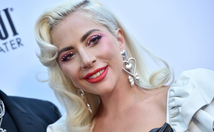 Lady Gaga, dramma per la popstar: sparano al dogsitter e rapiscono i suoi cani. Tutti i dettagli