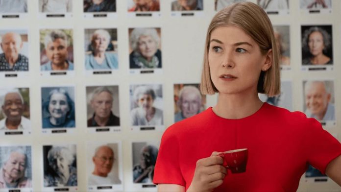 I Care a Lot: la recensione della commedia nera con Rosamund Pike e Peter Dinklage disponibile su Prime Video I Care a Lot