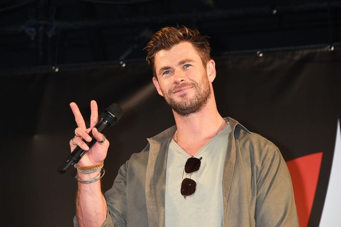 Chris Hemsworth fa impazzire i fan al party in tenuta anni ’80. E naturalmente mostra i muscoli (FOTO)