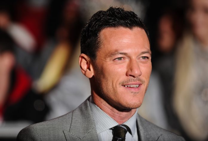 Luke Evans mostra i muscoli: la sua eccezionale trasformazione dopo 8 mesi di allenamento (FOTO) Luke Evans