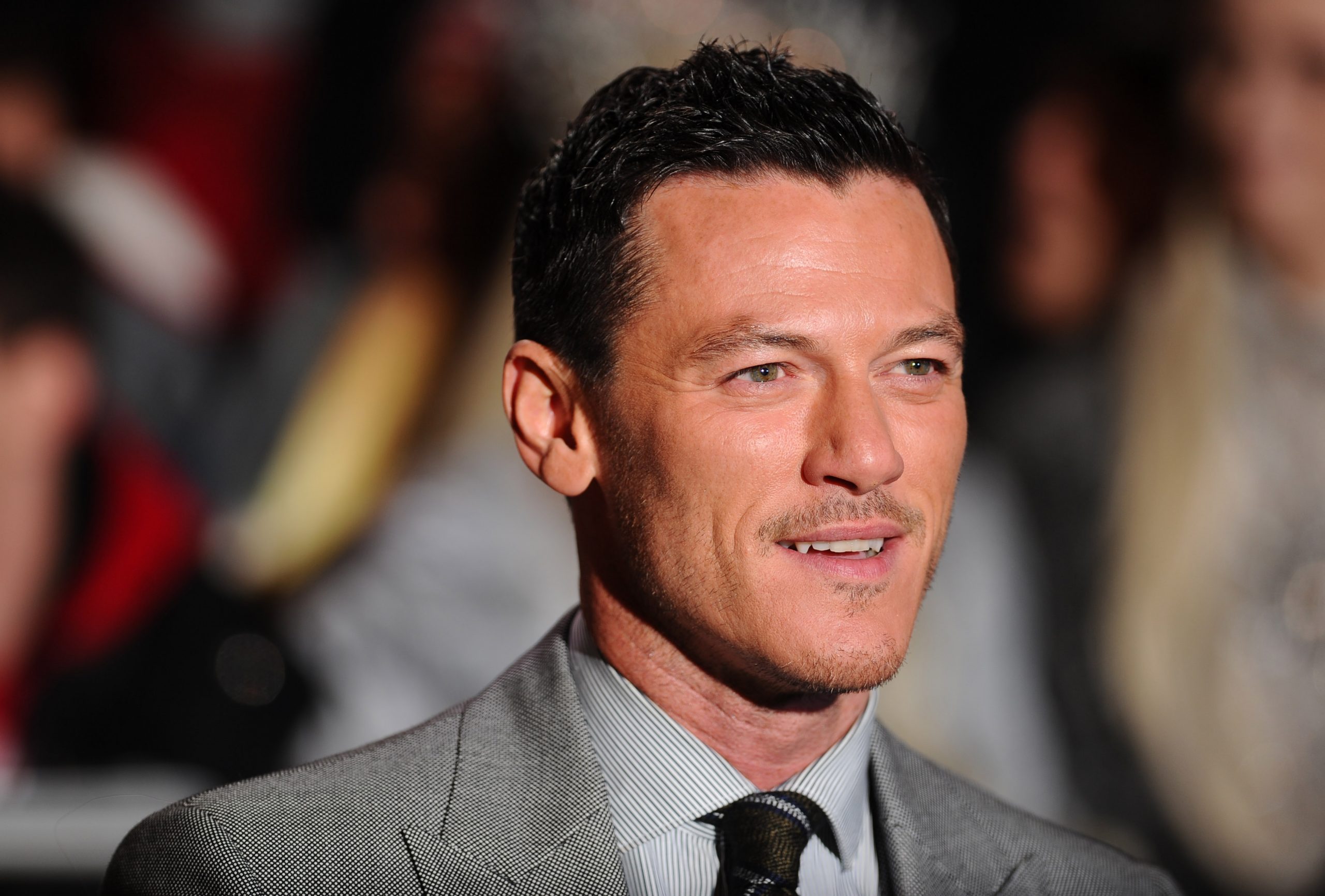 Luke Evans mostra i muscoli: la sua eccezionale trasformazione dopo 8 mesi  di allenamento (FOTO)