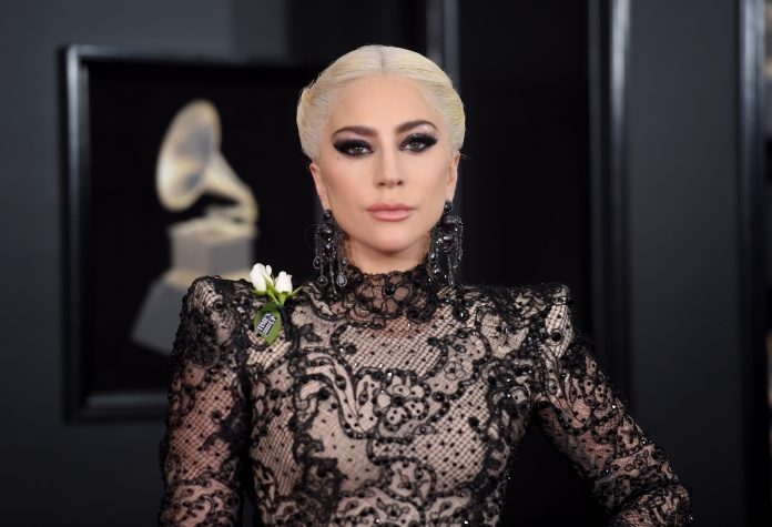 Lady Gaga compie 35 anni e sul set di House of Gucci arriva un regalo esagerato! (FOTO)