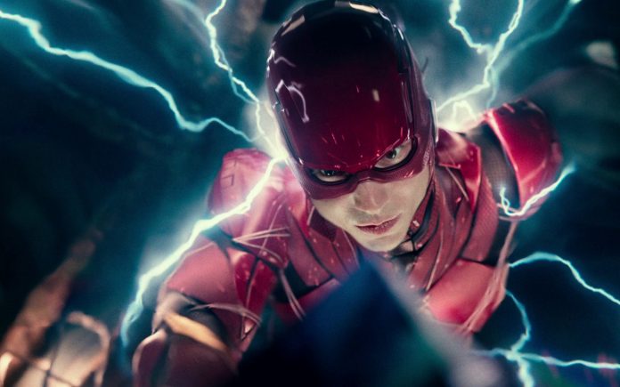 The Flash, brutte notizie per i fan del DCEU: un celebre attore lascia il cast del film The Flash
