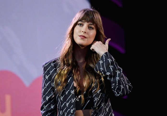 Persuasione: Dakota Johnson nell’adattamento del romanzo di Jane Austen targato Netflix Persuasione Netflix