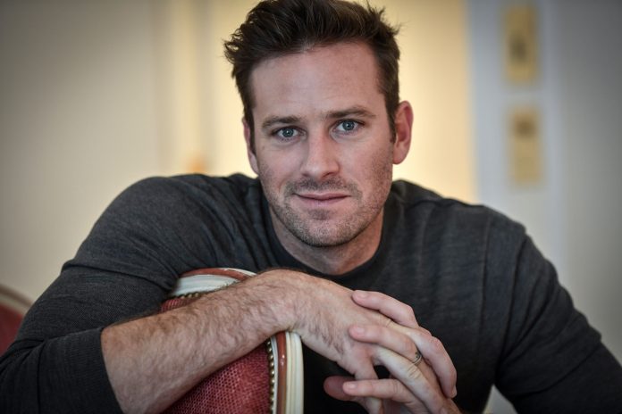 Armie Hammer, i messaggi “da cannibale” diventano un’opera d’arte: ecco di cosa si tratta Armie Hammer