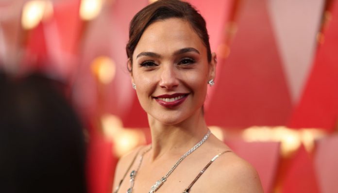 Gal Gadot blocca i commenti su Twitter: polemica per un post su Israele della star di Wonder Woman Gal Gadot