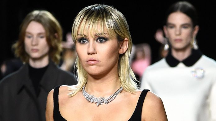 Miley Cyrus, la cantante devastata dall’omicidio di un fan: «Mi spezza il cuore» Miley Cyrus messaggio fan ucciso
