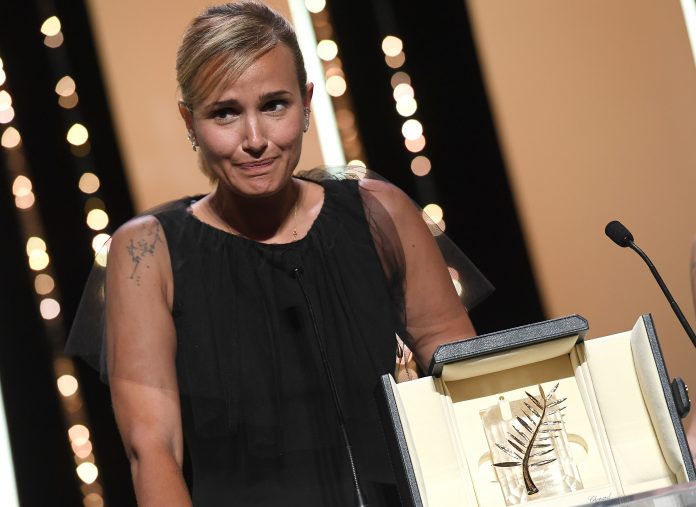 Festival di Cannes 2021: Titane di Julia Ducournau conquista a sorpresa la Palma d’oro. Tutti i vincitori Titane Juli Ducournau Palma d'oro Cannes 2021